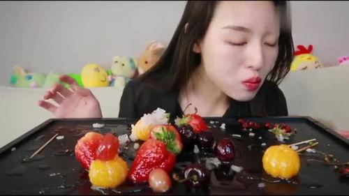 网红小姐姐吃八月瓜,美味与挑战并存！  第1张