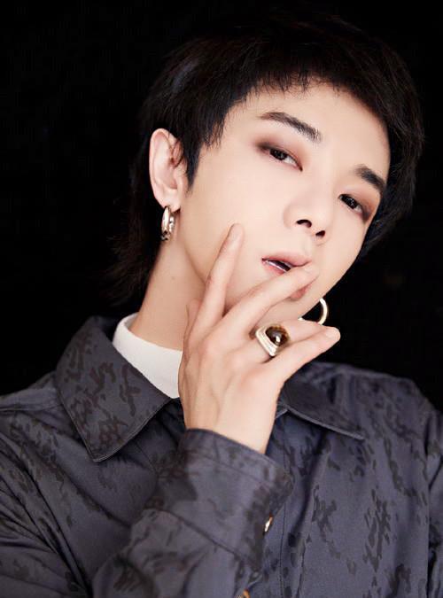 最新明星爆料华晨宇,神秘女友身份引网友热议