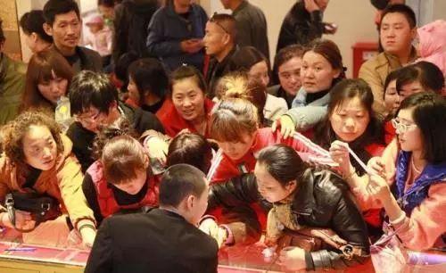 青岛大妈爆料新闻报道视频,一视频揭露惊人真相！