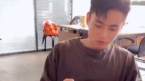 广州帅哥网红吃瓜,揭秘网红美食背后的故事  第2张